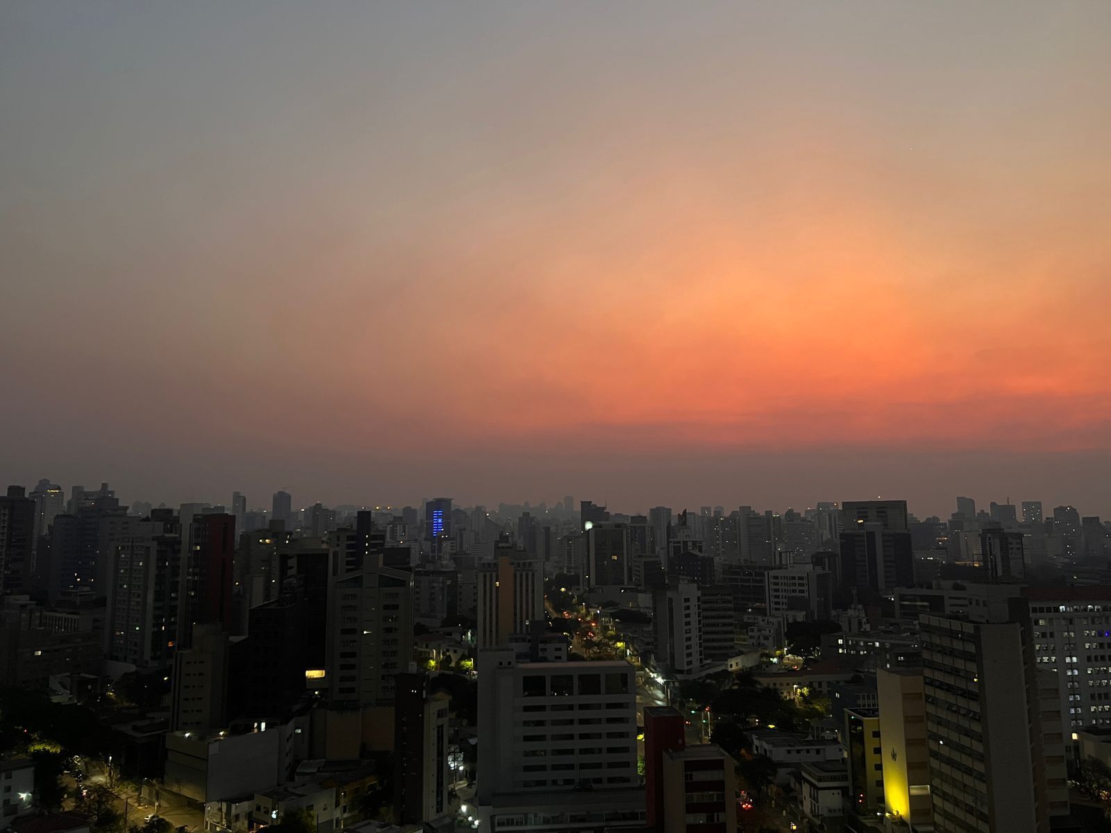 Grande BH registra fumaça e céu alaranjado neste domingo (15); veja fotos