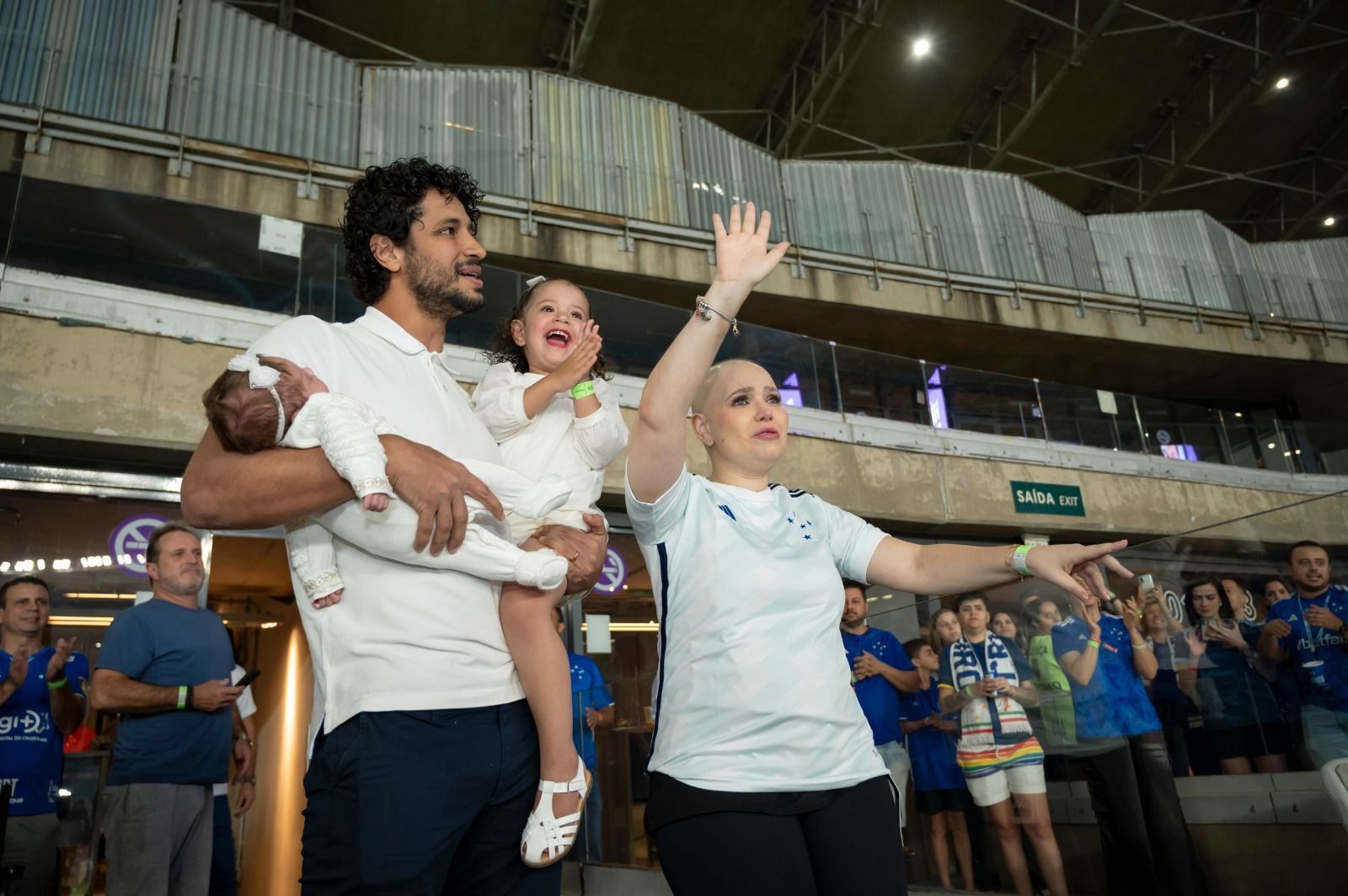 Na luta contra o câncer, esposa do ex-zagueiro Léo é homenageada no Mineirão