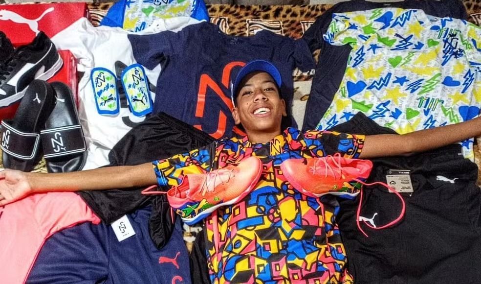 Mineiro recebe presente de Neymar após viralizar com chuteira do atacante