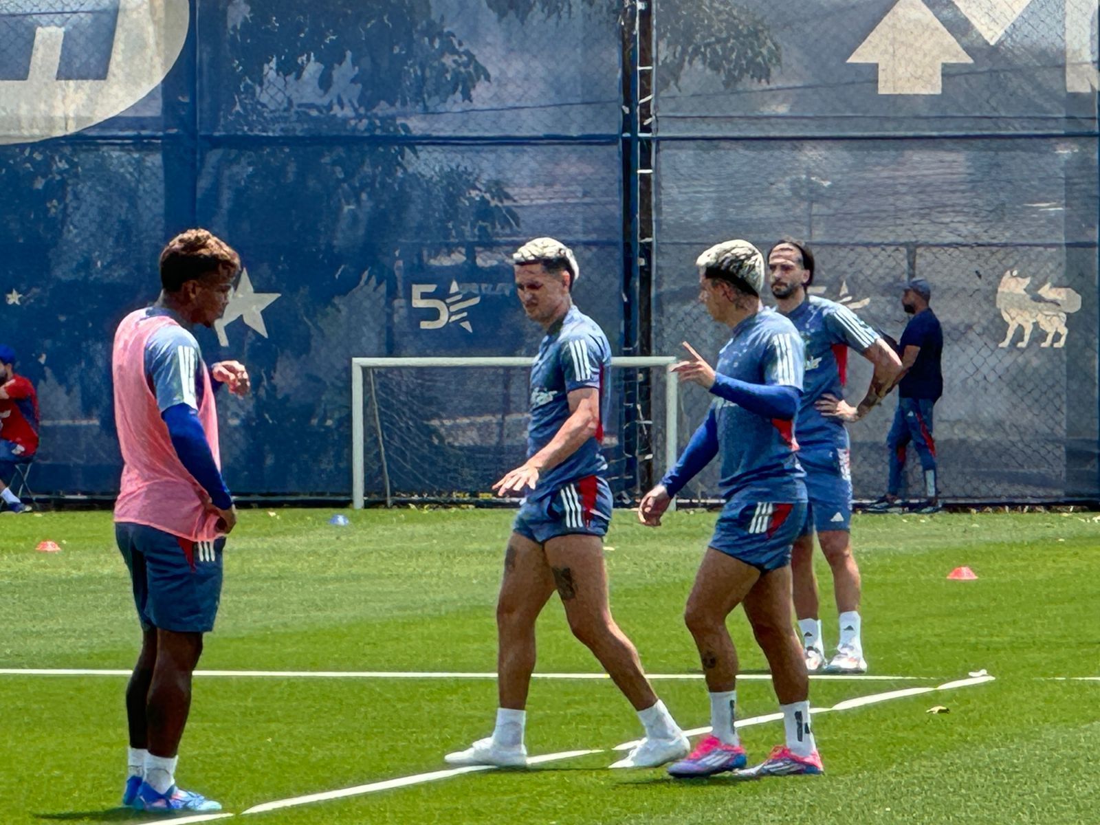 Cruzeiro: em recuperação, Barreal faz treino parcial com elenco na Toca II