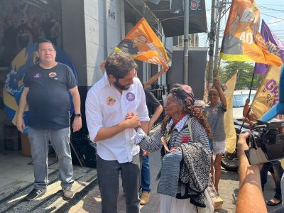 Gabriel Azevedo e apoiadora na Lagoinha