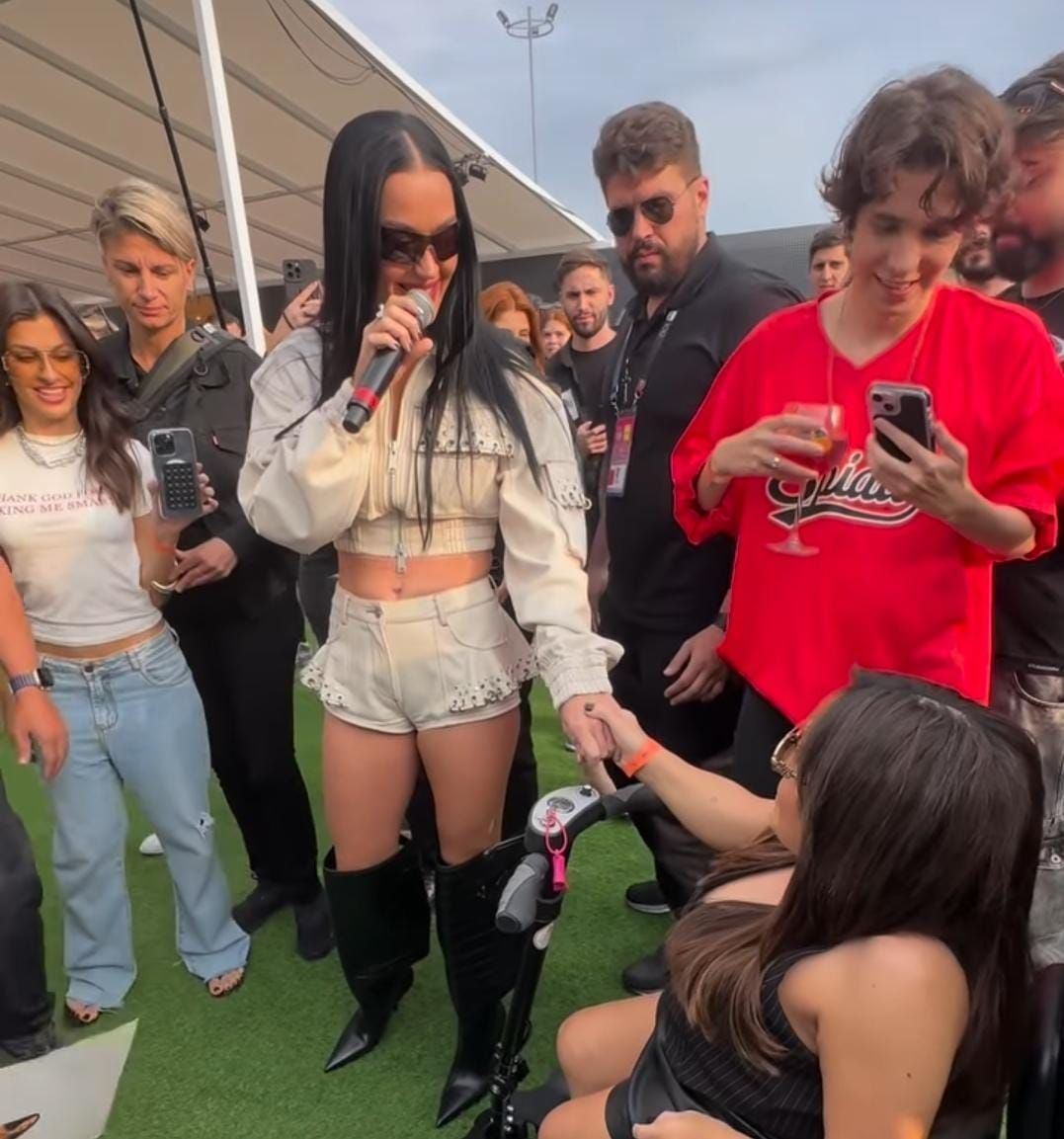 Katy Perry recebe presente especial de Flávia Saraiva; assista vídeo