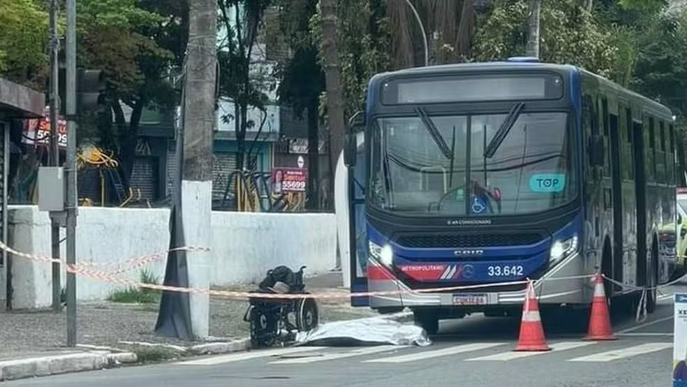 Cadeirante morre atropelado na faixa de pedestre por ônibus na Grande SP