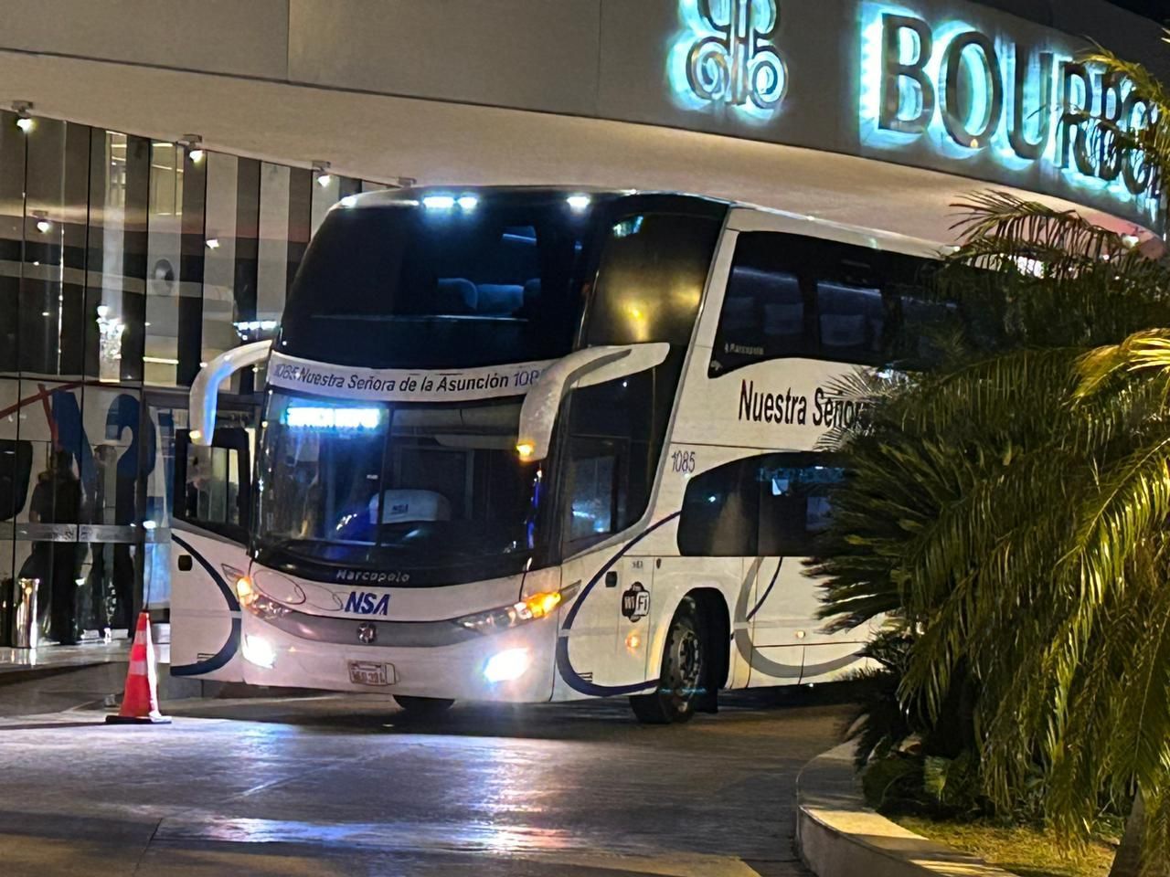Delegação do Cruzeiro desembarca sem contato com a torcida no Paraguai
