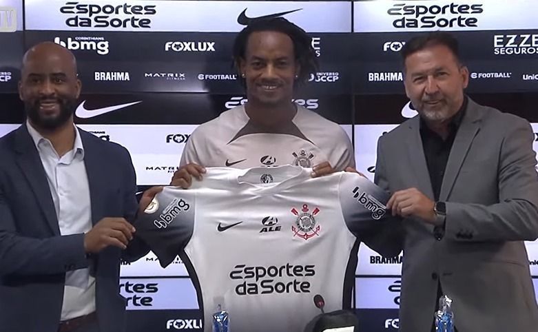 Carrillo escolhe posição preferida no Corinthians e elogia Emiliano Díaz: 'Irmão'