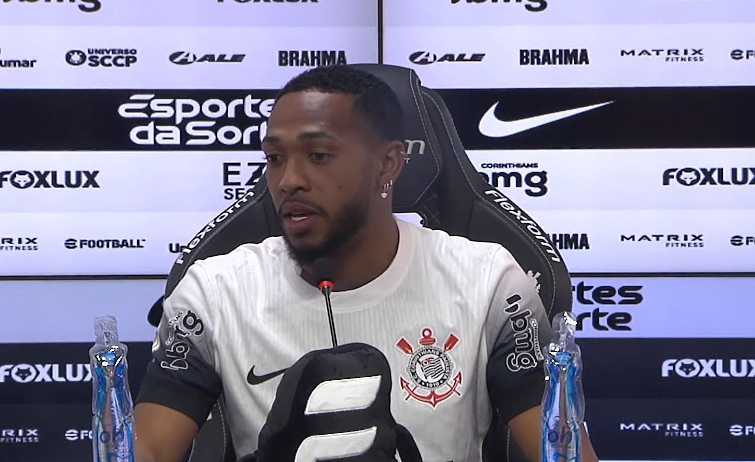 José Martínez vira 'intérprete' de Memphis no Corinthians e explica relação