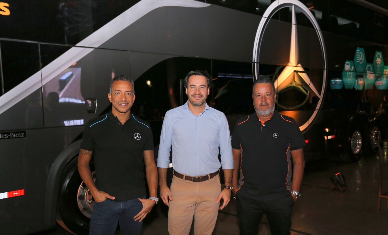 Empresários de turismo conhecem novos ônibus da Mercedes na Minasmáquinas