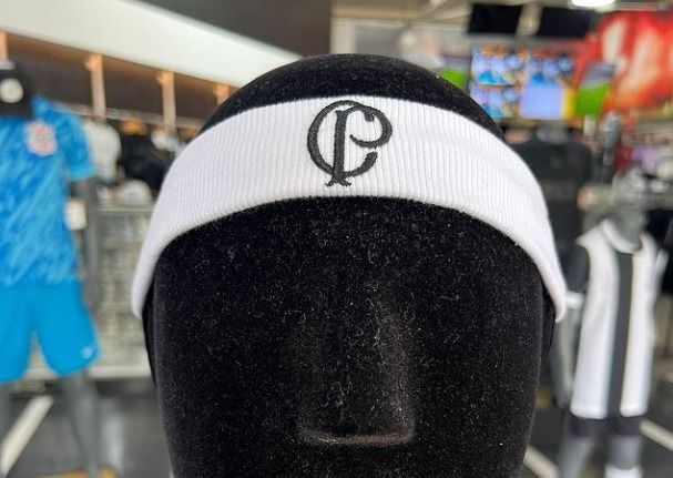 Lojas do Corinthians começam a vender faixa de cabeça em homenagem a Depay
