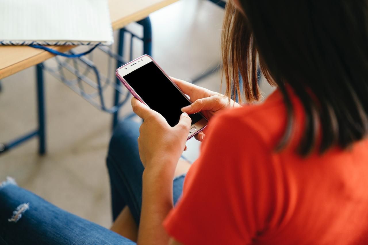Fim dos celulares nas escolas? MEC planeja proibir aparelhos