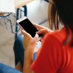 Fim dos celulares nas escolas? MEC planeja proibir aparelhos