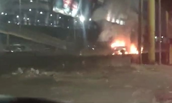 Vídeo: caminhonete bate em guard rail na BR- 381 explode em Betim