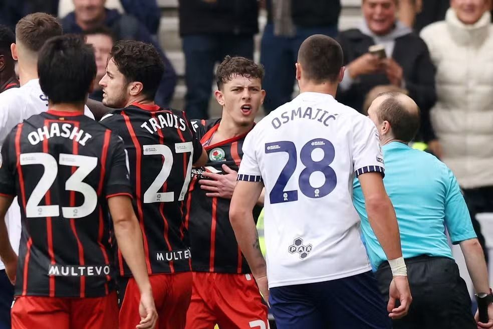 À la Suárez: Atacante inglês morde adversário em partida da Championship; veja