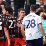 À la Suárez: Atacante inglês morde adversário em partida da Championship; veja