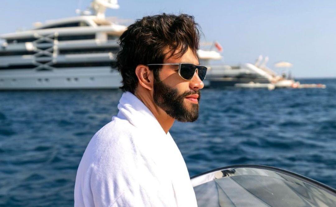 Gusttavo Lima ganha celular de R$ 10 mil de fã:  'vai mandando aí gente'