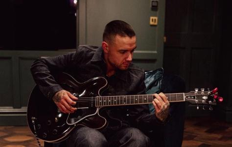 Liam Payne tocando Guitarra