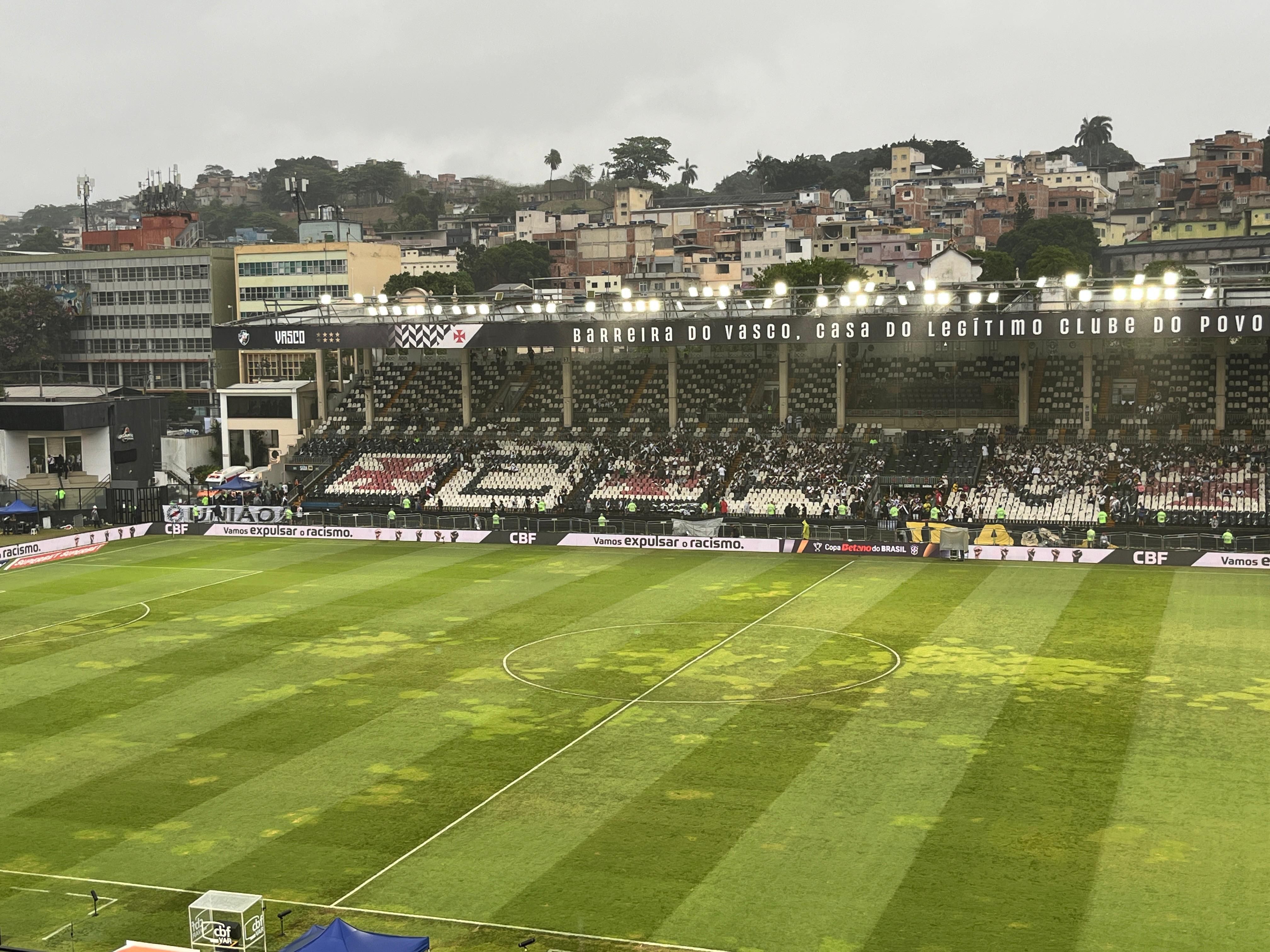 Vasco inicia troca do gramado de São Januário para últimos jogos do ano