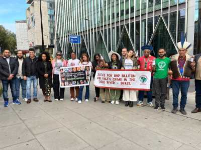 Atingidos fazem protesto na porta da BHP em Londres.jpeg