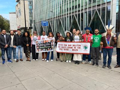 Atingidos fazem protesto na porta da BHP em Londres.jpeg