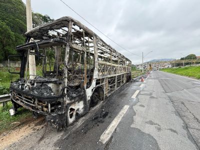 Ônibus da Máfia Azul incendiado pela facção Mancha Alviverde, do Palmeiras. Um torcedor do Cruzeiro morreu e outros 17 ficaram feridos na BR-381, em Mairiporã-SP