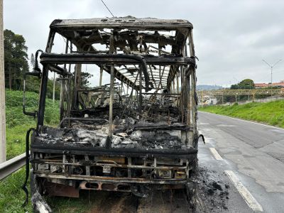 Ônibus da Máfia Azul incendiado pela facção Mancha Alviverde, do Palmeiras. Um torcedor do Cruzeiro morreu e outros 17 ficaram feridos na BR-381, em Mairiporã-SP