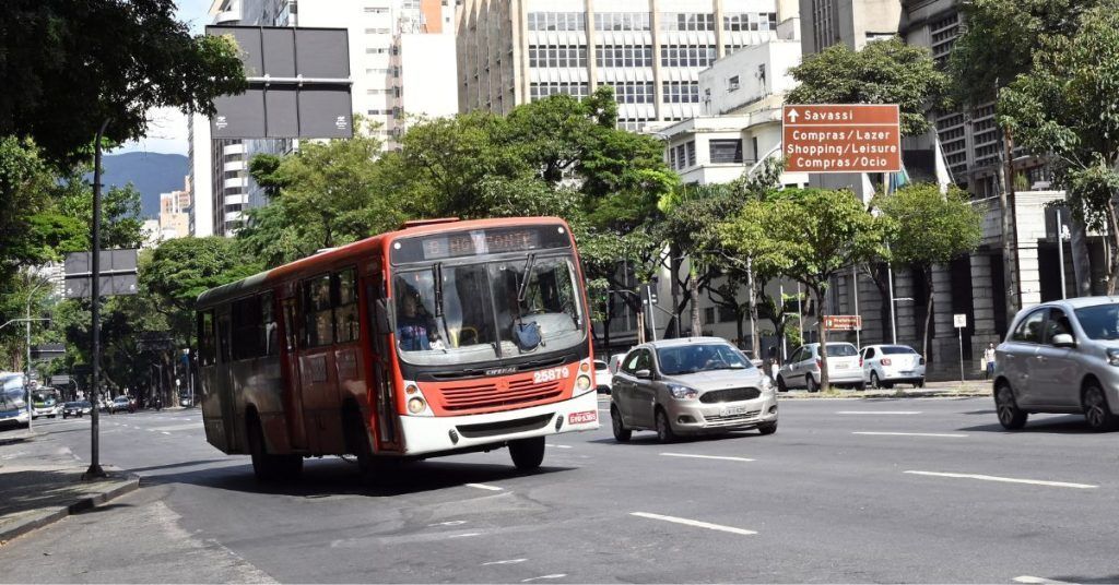 Pelo menos 70 painéis eletrônicos em pontos de ônibus estão inoperantes em BH: 'Atrapalha muito'