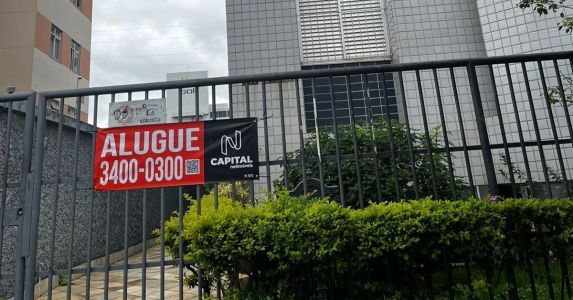 prédio com placa de aluguel