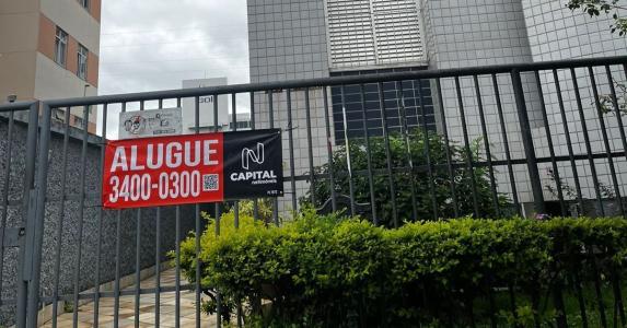 prédio com placa de aluguel