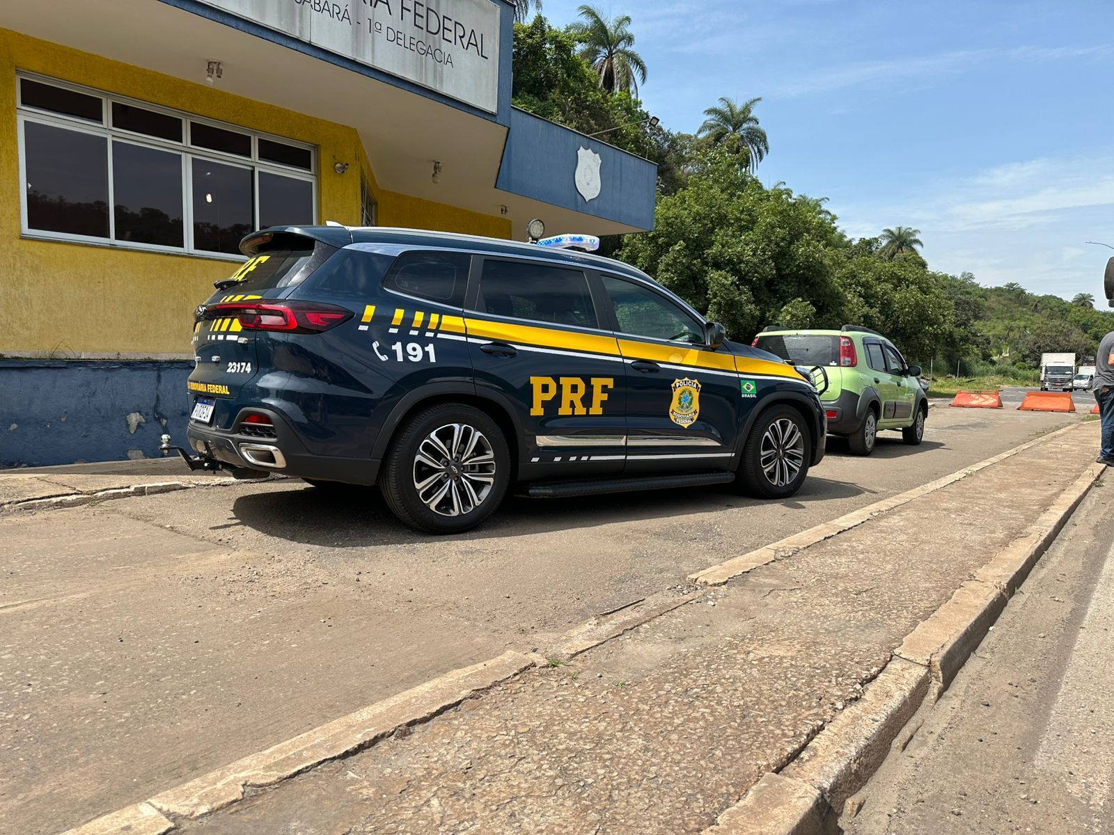 Idoso morre após colisão entre carro e carreta na BR-116, em Leopoldina
