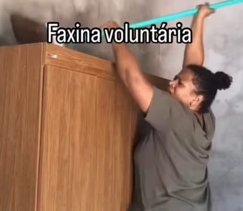 Conheça a história de uma mãe solo que faz faxina voluntárias na casa de pessoas que não podem pagar