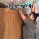 Conheça a história de uma mãe solo que faz faxina voluntárias na casa de pessoas que não podem pagar