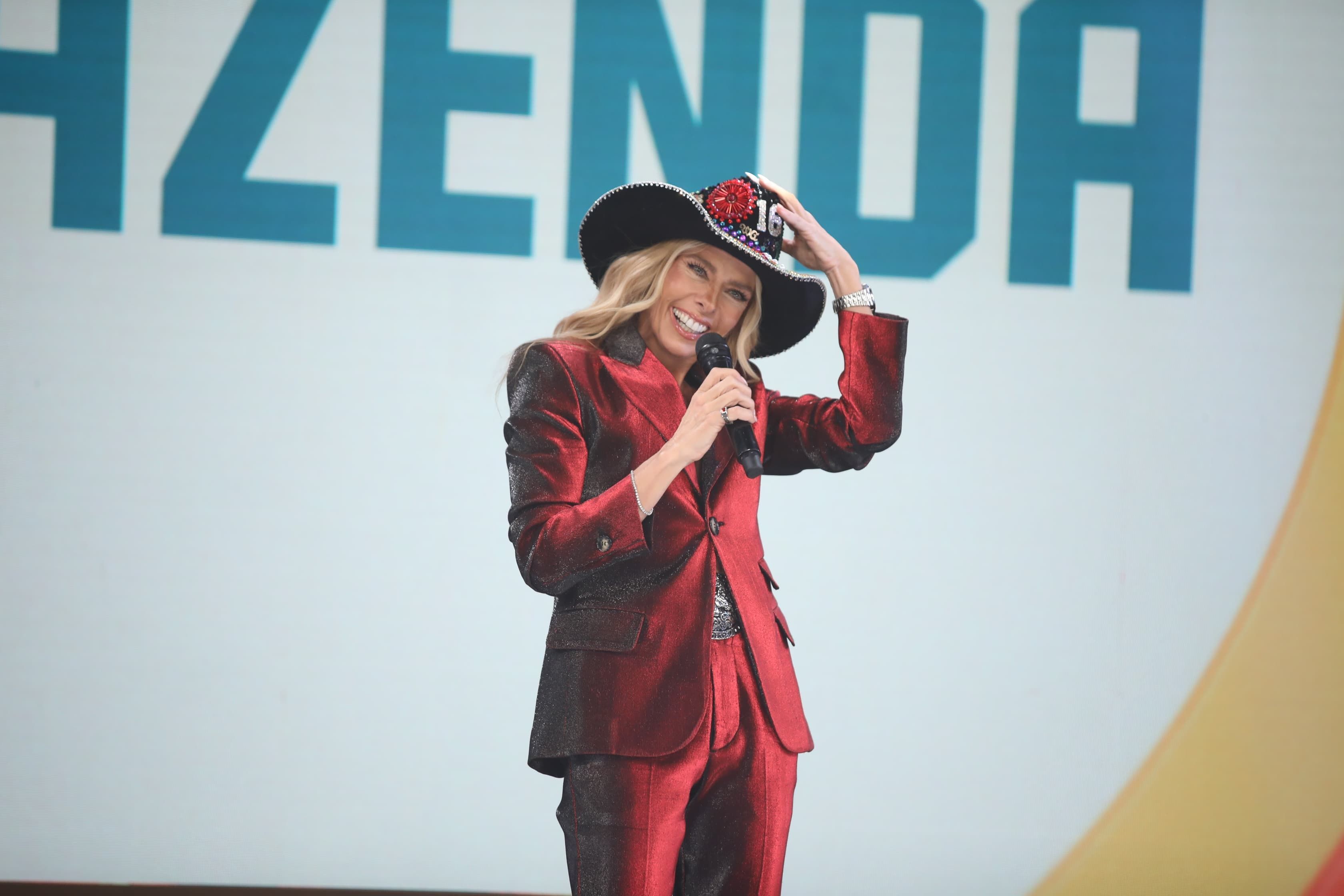 Adriane Galisteu ironiza desistências de Zaac e Fernanda em A Fazenda 16