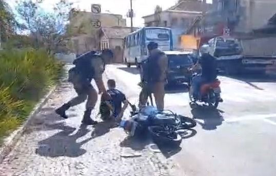 Vídeo: motoqueiro 'foge' de blitz e leva 'paulada' de PM no interior de Minas Gerais