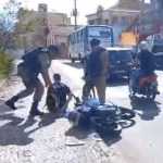 Vídeo: motoqueiro 'foge' de blitz e leva 'paulada' de PM no interior de Minas Gerais