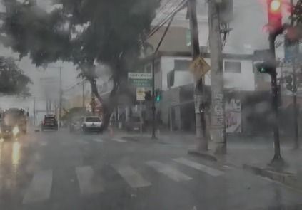 Veja imagens da forte chuva que atinge BH nesta sexta (20)