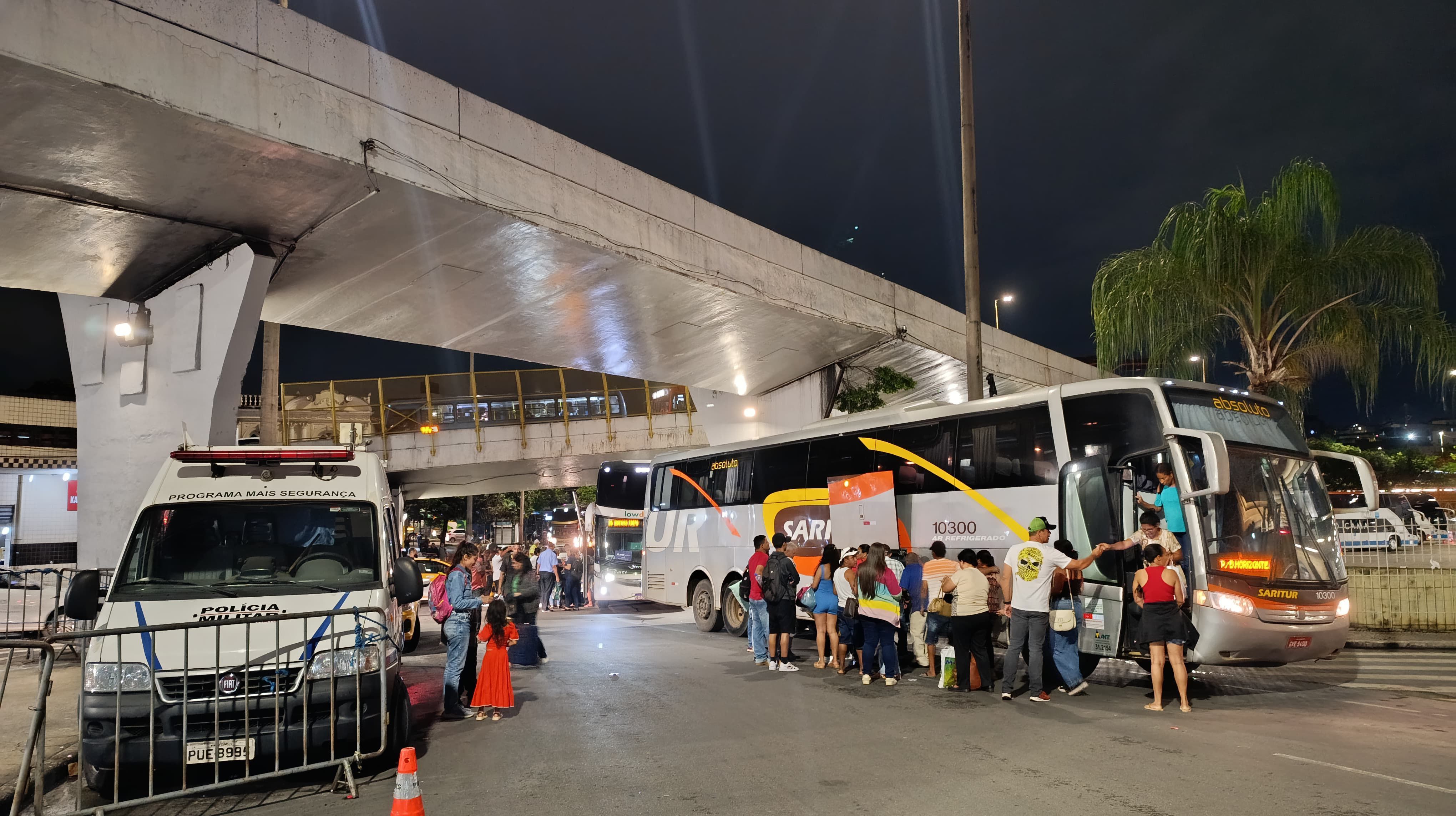 Ônibus tem problema mecânico na Rodoviária de BH, e passageiros são obrigados a desembarcar na rua