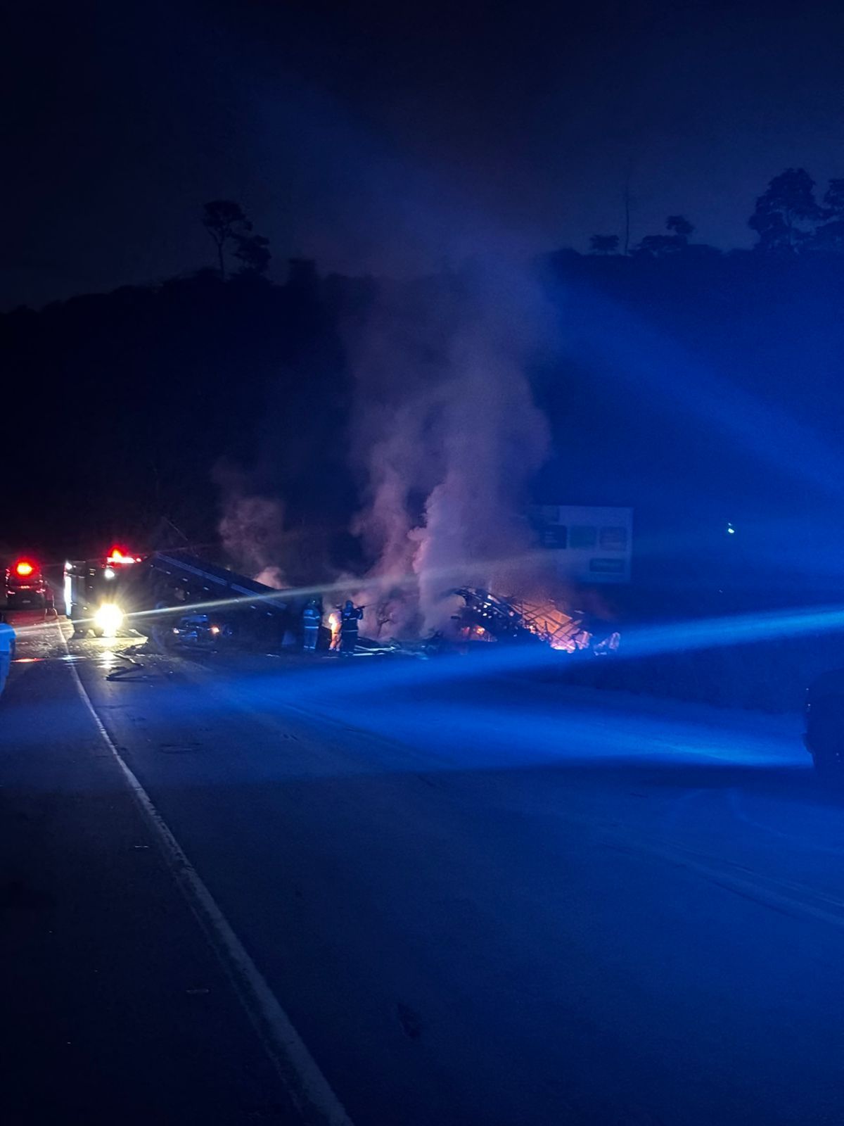 Acidente entre carro, caminhão e ônibus deixa mortos e interdita a BR-116 no Vale do Mucuri