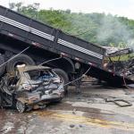 Ao menos 18 pessoas morrem em acidente entre carro, ônibus e caminhão no Vale do Mucuri