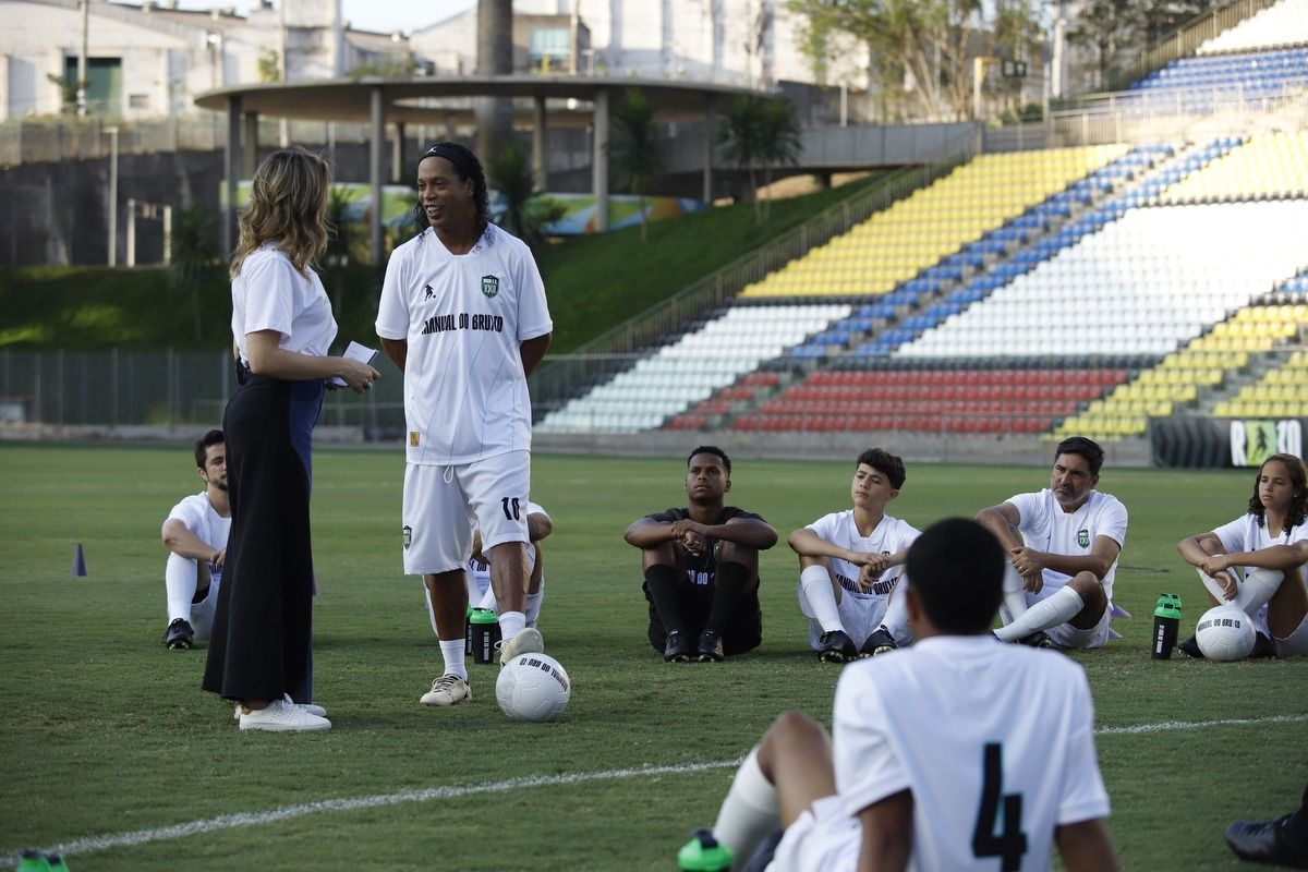 Ronaldinho Gaúcho lança Manual do Bruxo em megaprodução