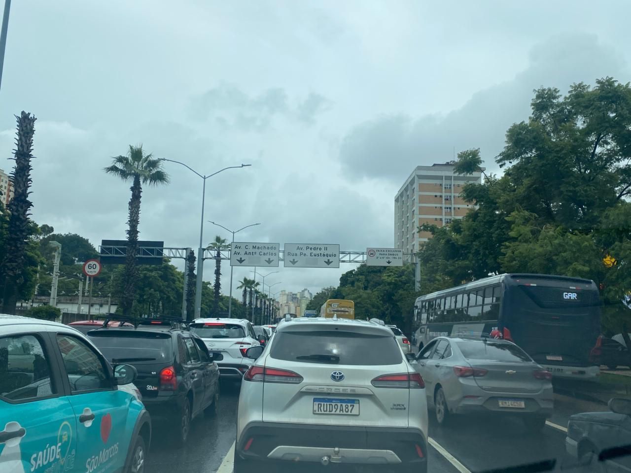 Sábado que antecede o Natal tem trânsito caótico no centro de Belo Horizonte