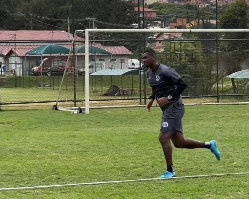Jô volta a treinar com o Itabirito após deixar prisão em Contagem