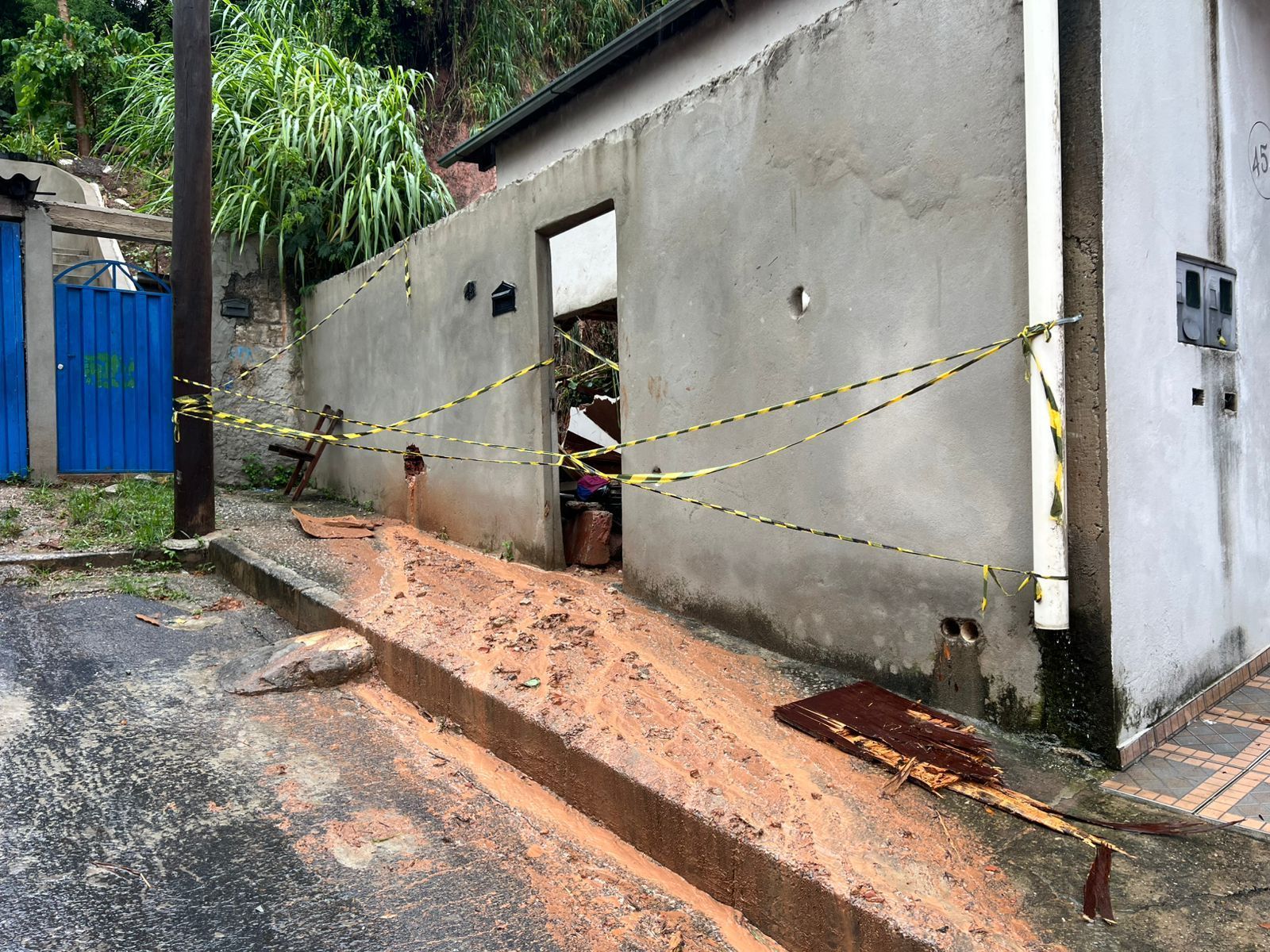 Adolescente é soterrado após desabamento de casa em Contagem