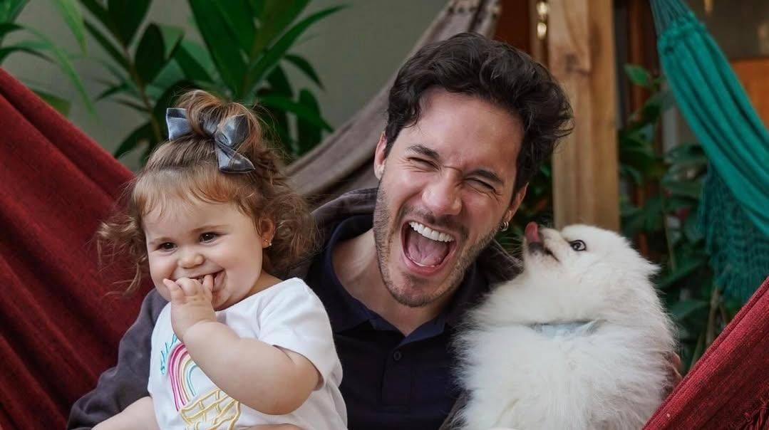 Pai de 2, Eliezer explica verdadeiro significado do natal para a filha Lua: 'Onde ele mora?'
