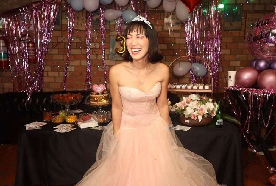 Ana Hikari é surpreendida com pedido de casamento durante festa de aniversário