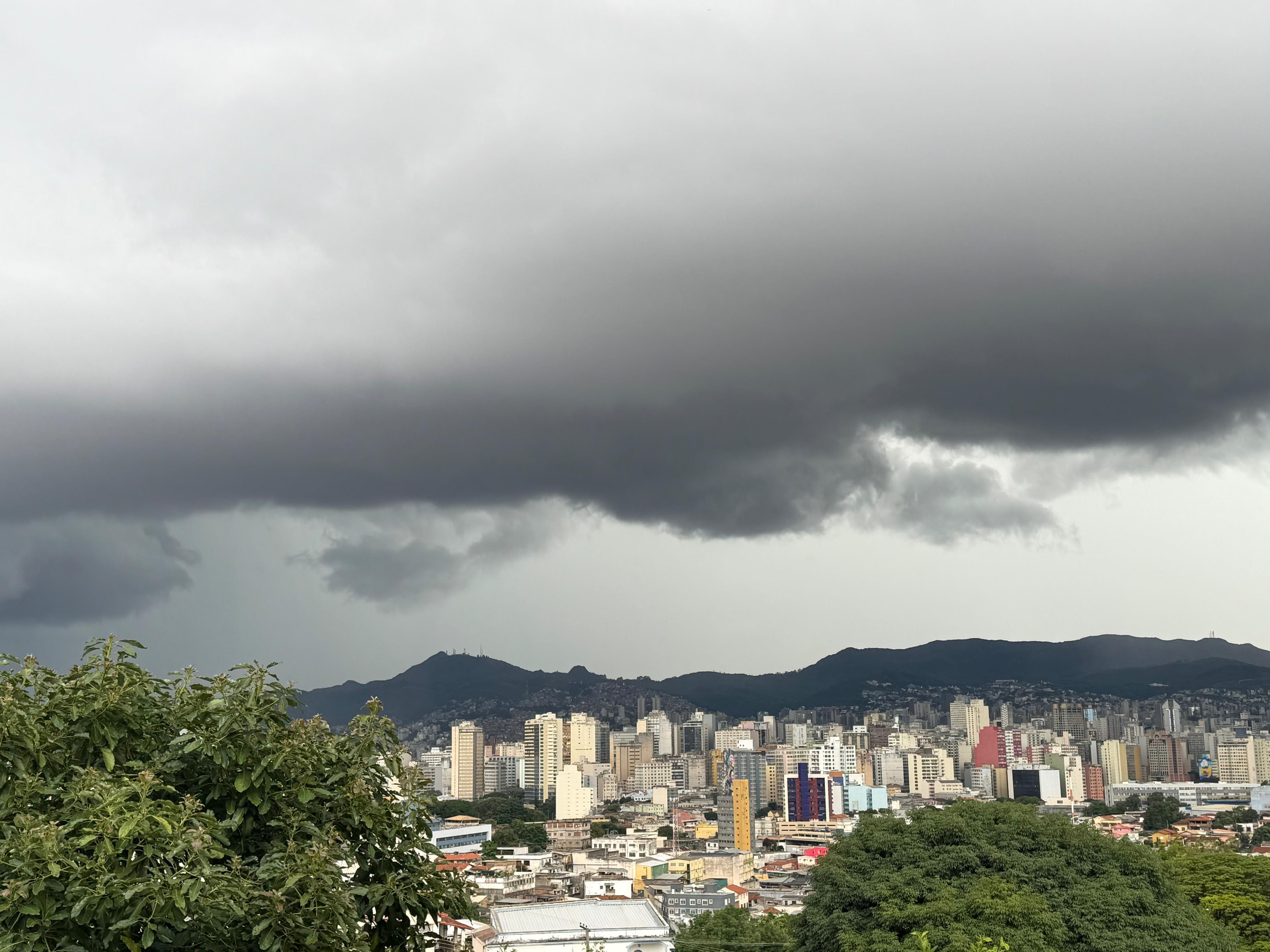 Defesa Civil de BH emite alerta de risco geológico para 6 regiões; veja locais afetados
