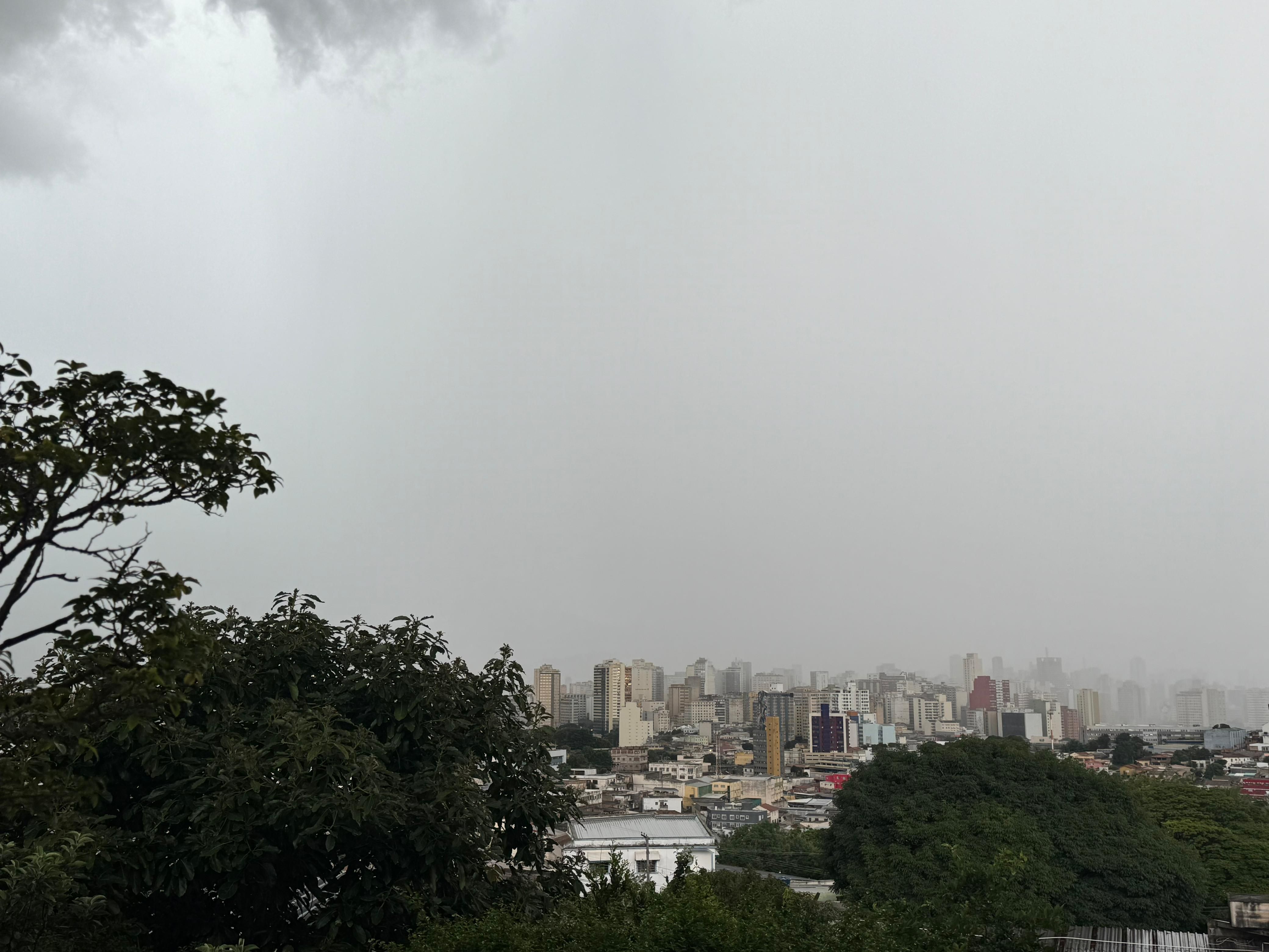 Sob alerta de risco geológico, BH tem temporal no final da tarde desta segunda (23)