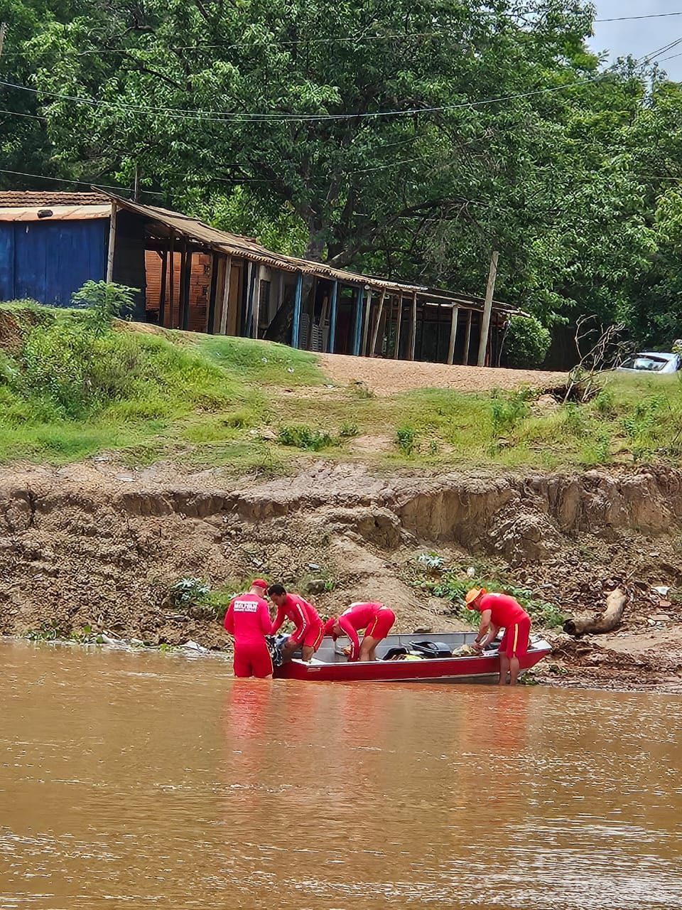 Bombeiros procuram condutor de barco que tomou choque ao desembarcar e caiu no rio São Francisco