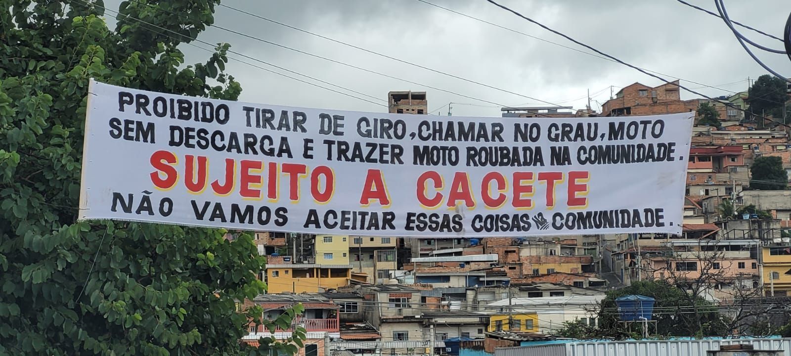 Moradores colocam faixa para proibir 'grau' em comunidade de BH: 'Sujeito a cacete'