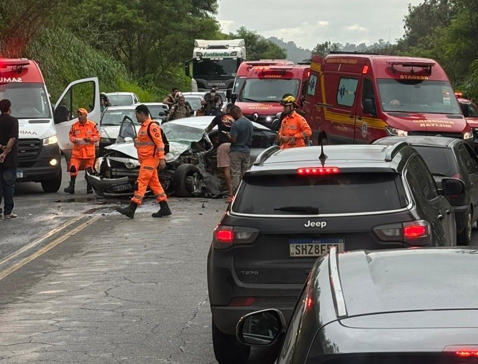 Choque frontal entre dois veículos no Contorno Rodoviário deixa quatro feridos