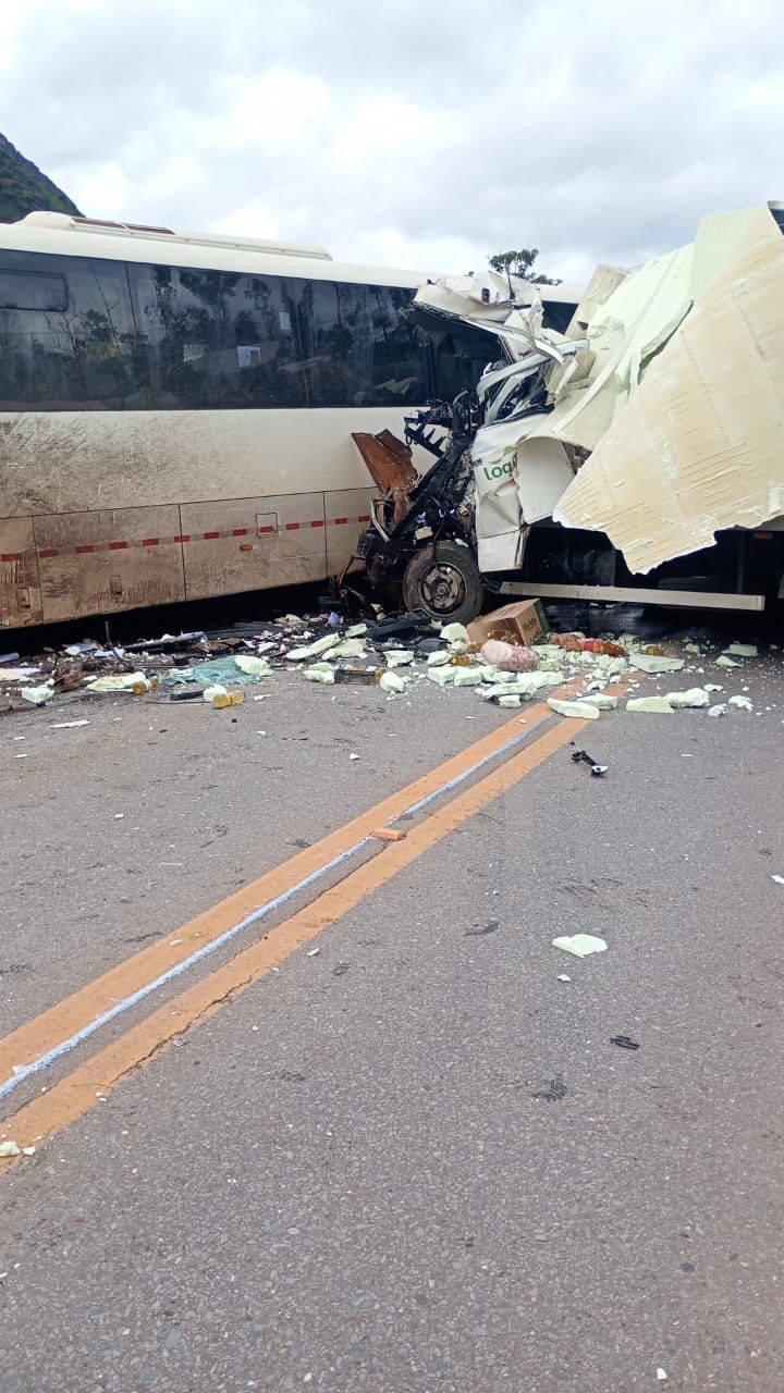 Acidente entre ônibus e caminhão deixa um morto e 26 feridos na MG-129, em Mariana