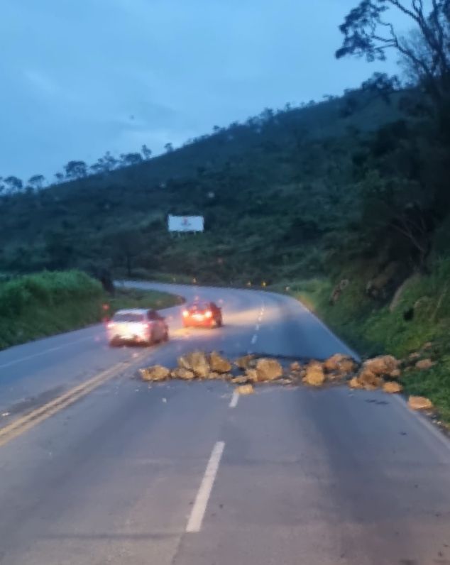 Deslizamento de pedras quase atinge carreta e fecha pista da BR-381 em Caeté